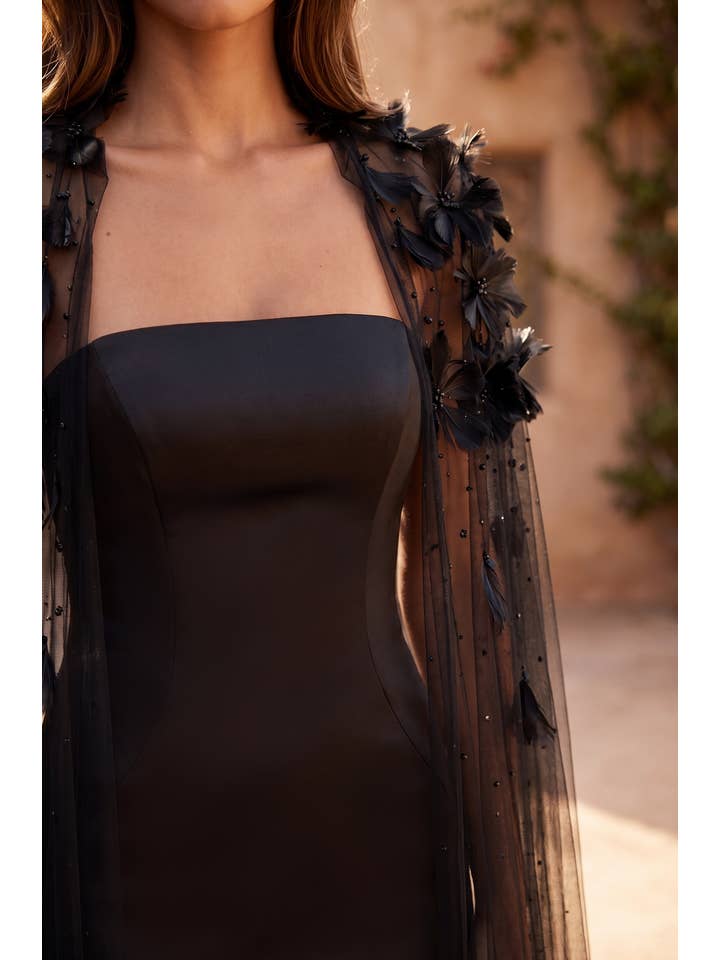 Robe de Soirée Longue Ajustée avec Cape en Plumes