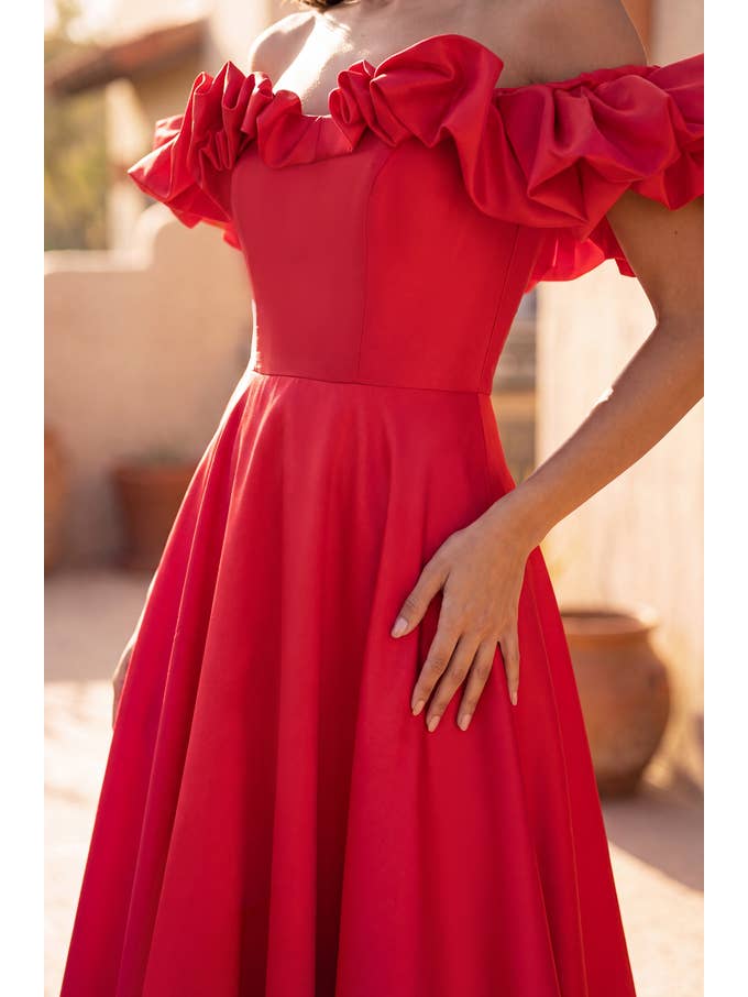 Robe de Bal Longue en Satin à Volants et Épaules Dénudées