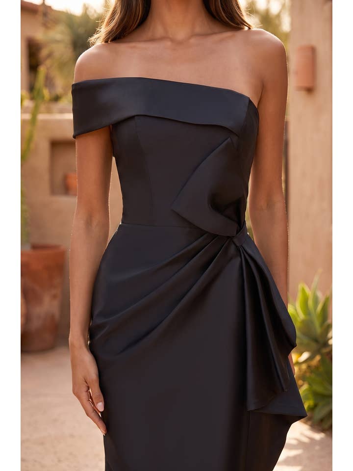 Robe de Soirée Ajustée Drapée en Satin à Épaule Dénudée