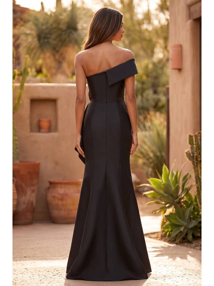 Robe de Soirée Ajustée Drapée en Satin à Épaule Dénudée