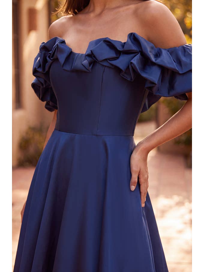 Robe de Bal Longue en Satin à Volants et Épaules Dénudées