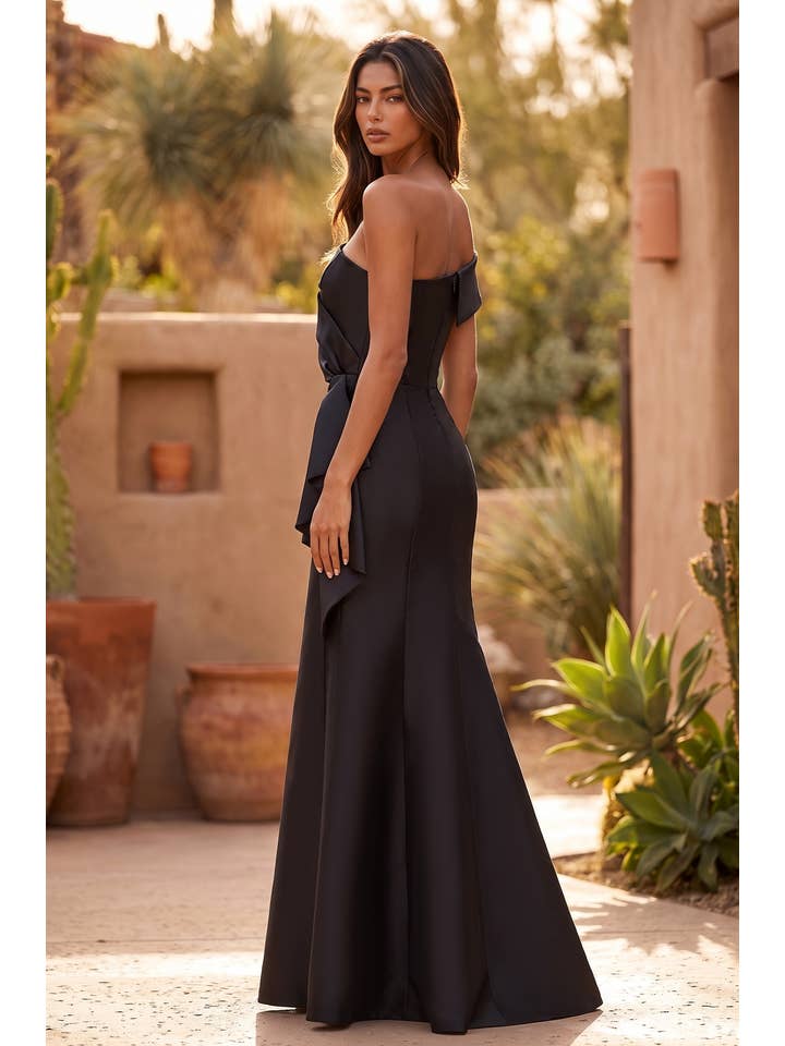 Robe de Soirée Ajustée Drapée en Satin à Épaule Dénudée